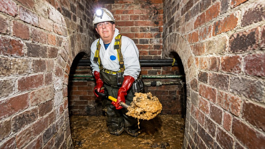 Funcionário da Thames Water retira gordura do esgoto