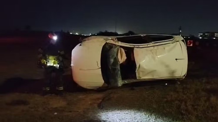 Passageiro fica ferido após carro capotar na Miguel Melhado