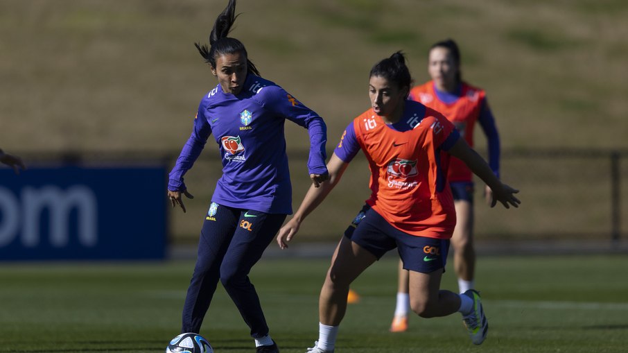 Recuperada de lesão, Marta se destaca em treino da seleção brasileira