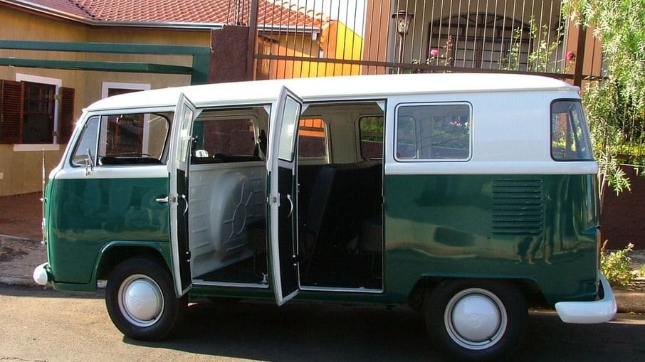 Kombi Lotação 4 portas era vendida com uma porta para cada fileira de bancos, favorecendo a entrada e saída dos passageiros