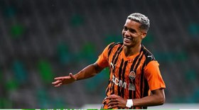 Memphis e Yuri Alberto posam ao lado de novo meia do Timão