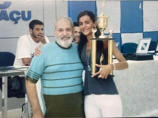 Juliana Ventura Pereira Seco aos 21 anos ao lado de seu pai e mentor, Vitor de Pádua Pereira, que lhe entregou o troféu de campeã de Jogos Abertos do Paraná
