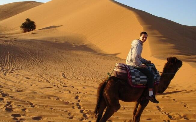 Viajando de camelo pelas dunas do Saara, no Marrocos