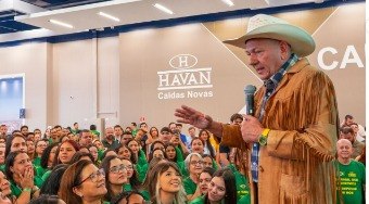 Estátua da Havan é pichada e Hang oferece R$ 10 mil de recompensa