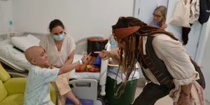 Johnny Depp surpreende crianças com câncer em hospital de Madrid
