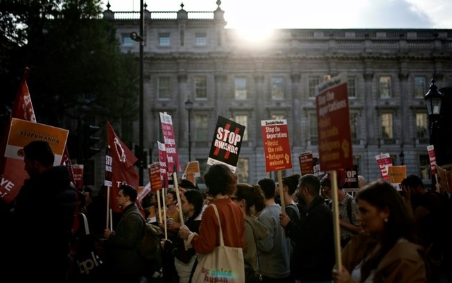 Manifestantes protestam contra a lei britânica que permite a deportação de requerentes de asilo para Ruanda, em 8 de maio de 2024, em Londres