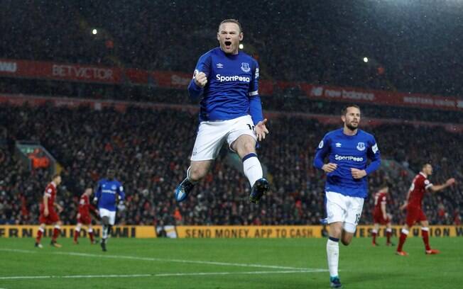 Rooney corre para comemorar o gol de empate do Everton diante do Liverpool sob muita neve