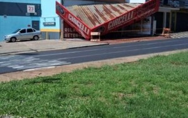Cobertura de empresa desaba durante fortes chuvas em São Carlos
