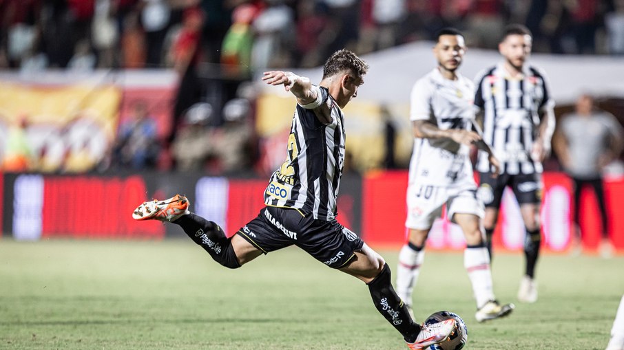 Santos e Vitória se enfrentam em confronto direto na luta contra o rebaixamento à Série B do Brasileirão