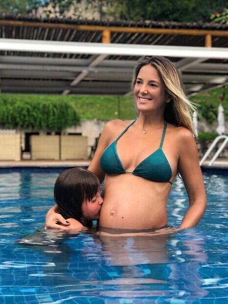 Ticiane Pinheiro exibe barriga em piscina