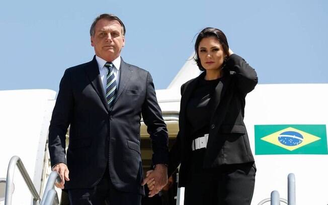 O presidente Jair Bolsonaro e a primeira-dama Michelle Bolsonaro desembarcam no Uruguai, para a posse de Lacalle Pou