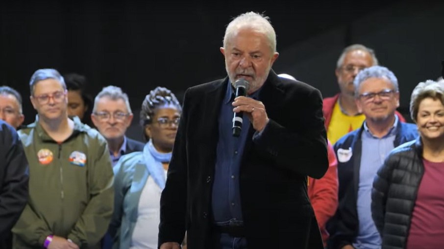 Lula discursando em comício no Rio Grande do Sul na última sexta-feira (16).