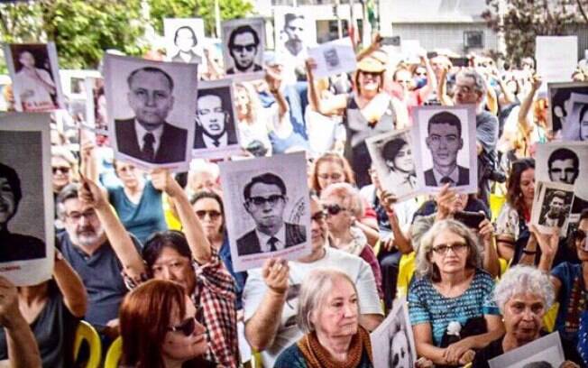 Familiares de vítimas da ditadura militar e manifestantes ergueram fotos de desaparecidos