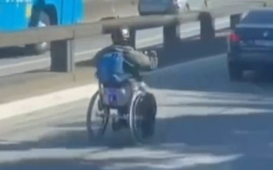 Cadeira de rodas adaptada vira "moto" em avenida do RJ; assista