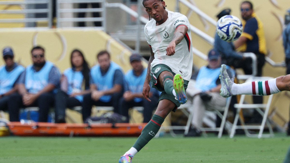 João Pedro cumpre lei do ex contra o Flu