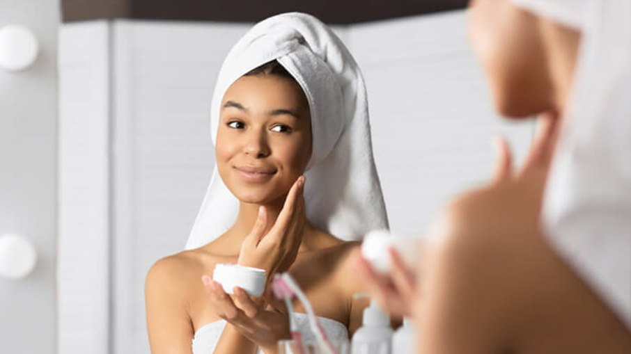 Os segredos de skincare para manter a pele hidratada e com efeito glow, mas sem pesar