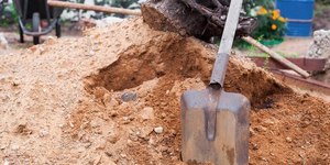 Homem quebra fêmur de ex-mulher com uma pá de pedreiro