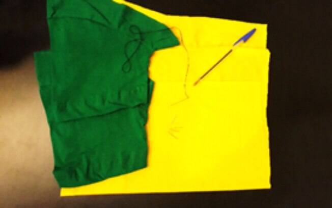 Aprenda a fazer uma camisa do Brasil customizada para seu cão