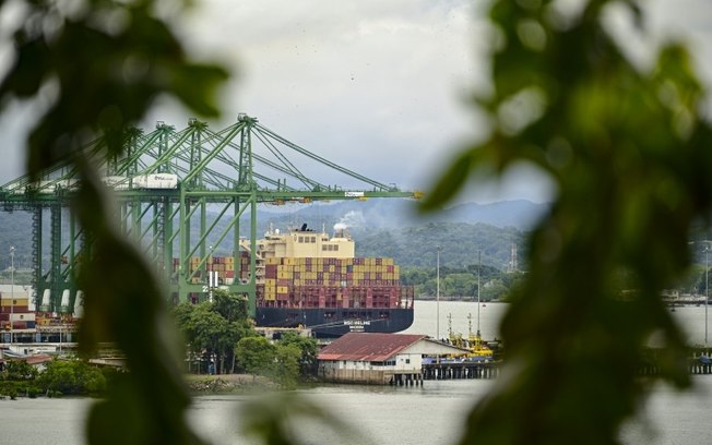 Navio aguarda para cruzar o Canal do Panamá