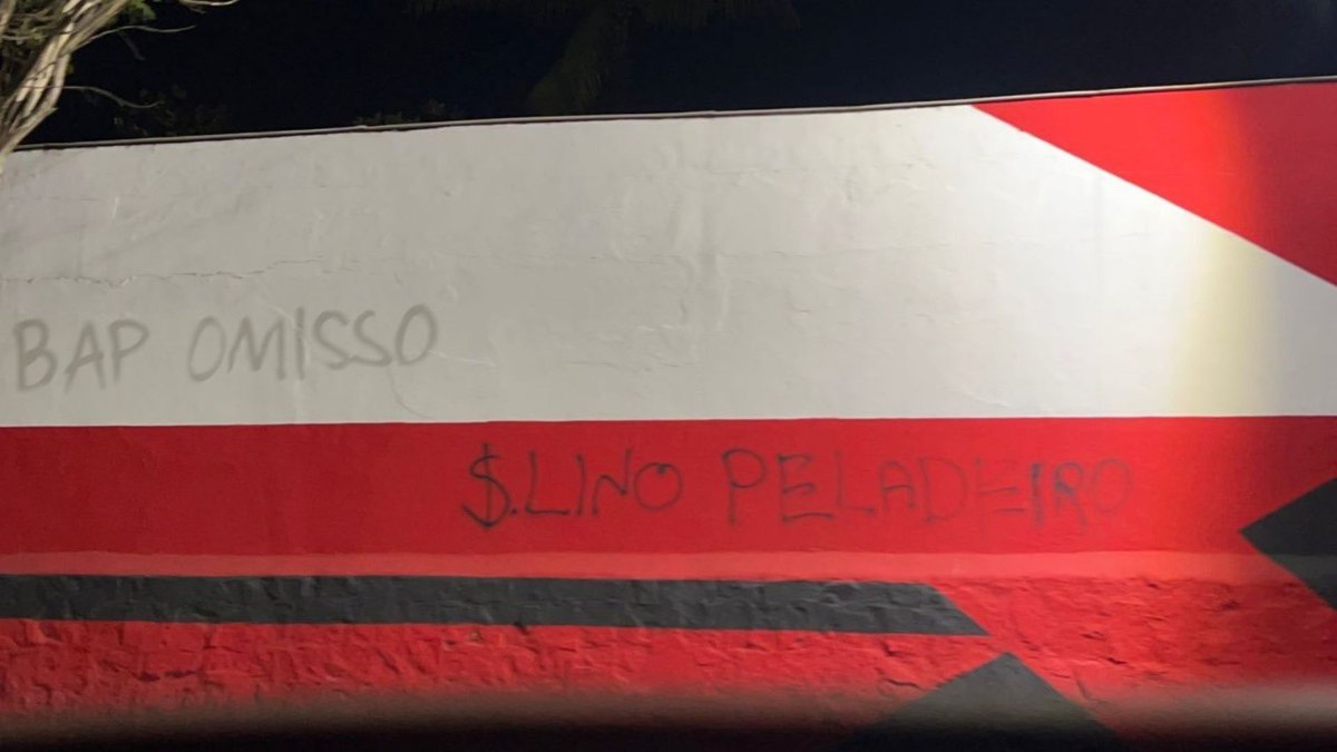 Pichações no muro da sede do Flamengo, na Gávea Pichações no muro da sede do Flamengo, na Gávea