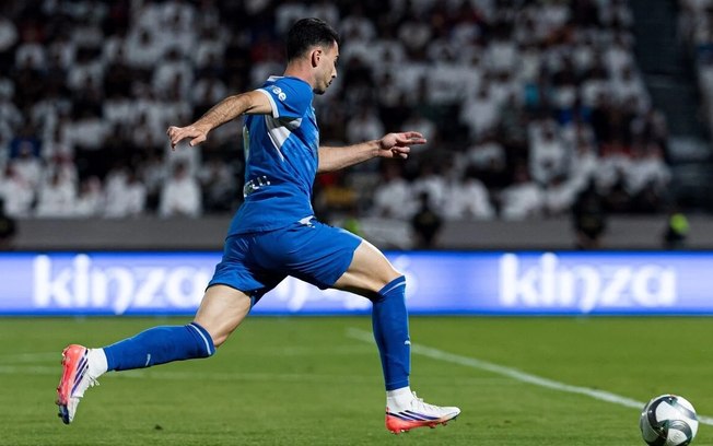 Jogadores do Al-Hilal comemoram um dos gols da vitória sobre o Al-Shabab Jogadores do Al-Hilal comemoram um dos gols da vitória sobre o Al-Shabab
