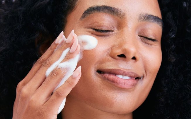 Como preparar a pele para a maquiagem durar em festivais?