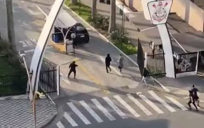 Torcedores invadem o Parque São Jorge e quebram vidro no andar do presidente do Corinthians