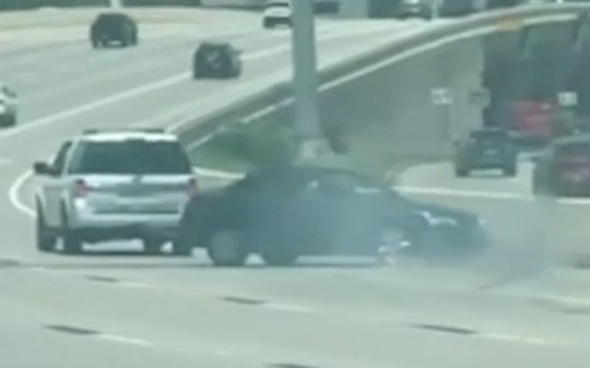 Carro desgovernado em reboque vira "cena de filme" nos EUA; assista