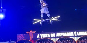 Anac notifica Portela e Liesa após voo de drone com homem em cima