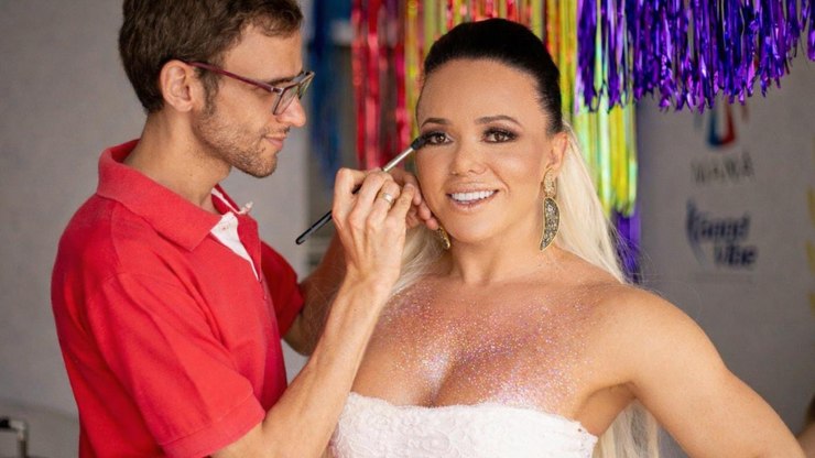Anderson Natio ensina a remover glitter após o Carnaval