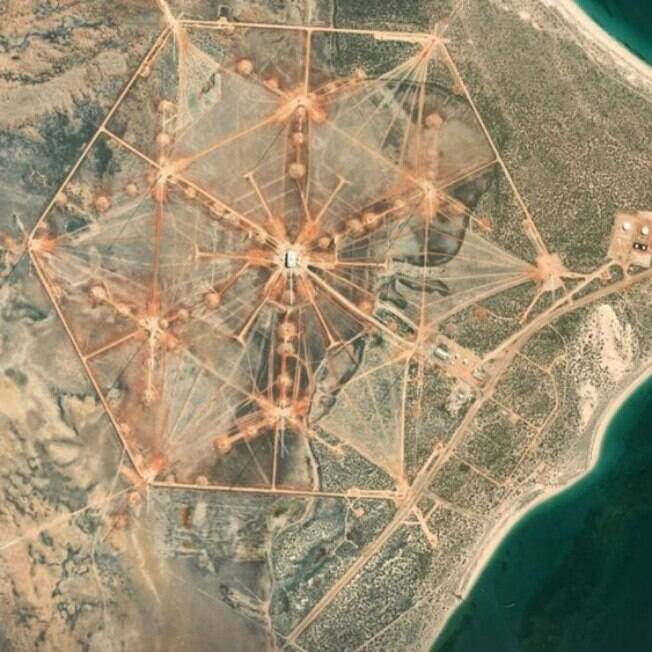 A imagem do Google Maps mostra uma estrutura hexagonal com linhas em grade laranja
