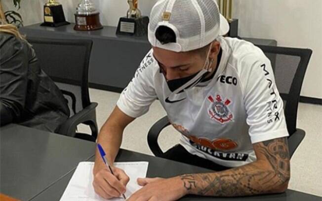Gabriel Pereira assina novo contrato