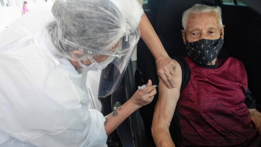 Para ser imunizado, é necessário que o idoso apresente um documento com foto e comprovante de residência. Para ser imunizado, é necessário que o idoso apresente um documento com foto e comprovante de residência.