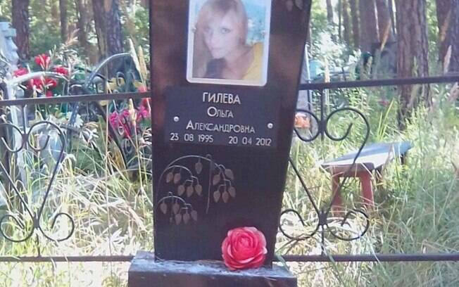 O túmulo da jovem foi encontra revirado; a suspeita é de que o russo tenha cometido o crime com a ajuda de um cúmplice