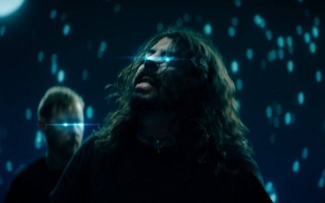 Foo Fighters toca em telhado sob as estrelas em novo clipe musical