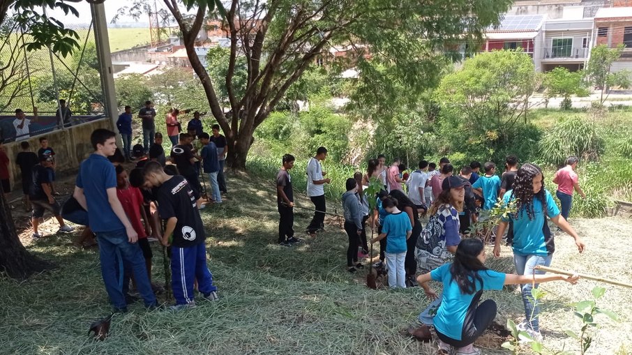 Plantio nesta terça foi realizado no Jardim Maracanã.