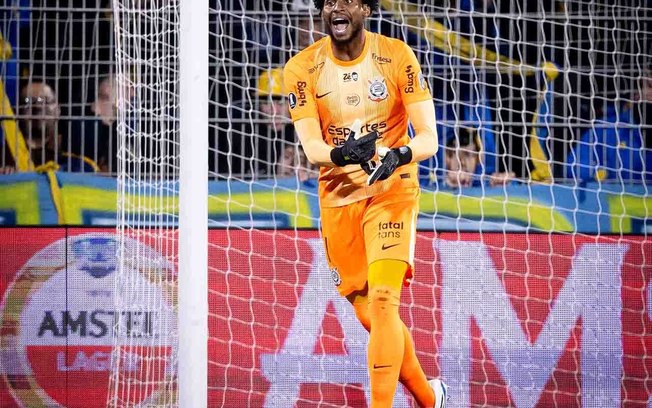 Hugo Souza em ação no empate entre Rosario Central e Corinthians