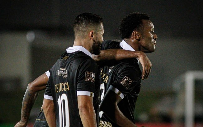 Patrick de Lucca (esq.) comemora gol do Vasco com assistência sua, pelo Carioca