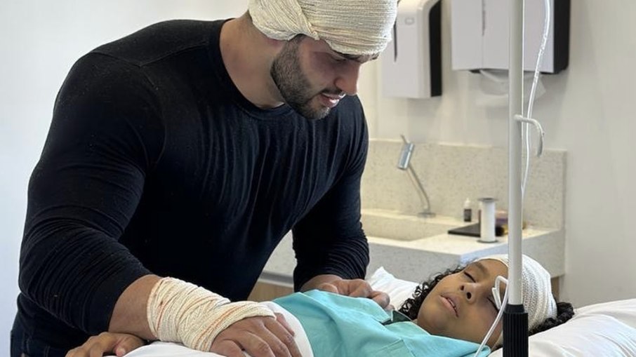 Falcon e atriz mirim gravando em centro médico