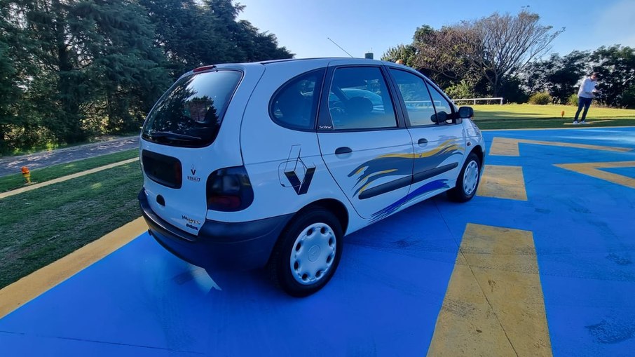 Renault Scénic não disfarça o visual dos anos 90. Para-choques sem pintura eram marcas registrada de versões de entrada