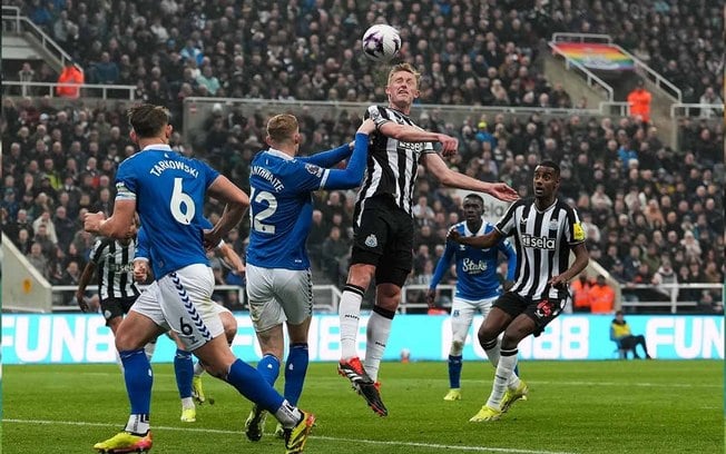 Jogadores de Newcastle e Everton em disputa de bola na Premier League - Foto: Andy Buchanan/AFP via Getty Images