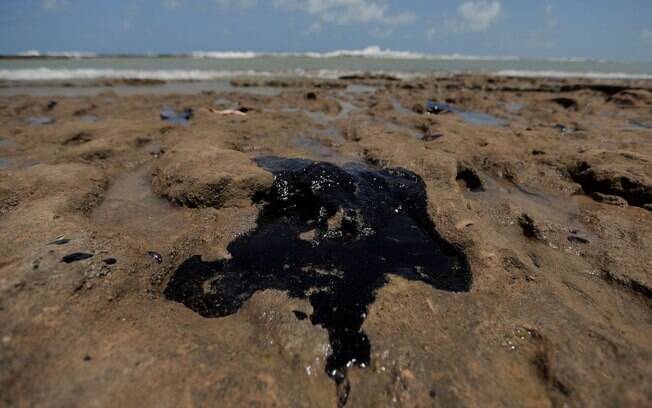 Manchas de óleo chegaram em todos os estados do nordeste, no Espírito Santo e no Rio de Janeiro Manchas de óleo na praia no nordeste