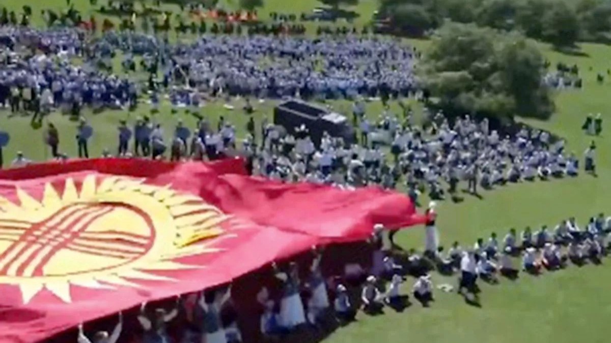 Caminhão de sorvete desce uma ladeira e deixa crianças feridas durante um festival no Quirguistão, país da Ásia Central. Na imagem, a bandeira do país em vermelho e amarelo