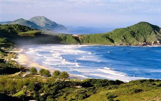 A praia do Rosa é um dos destinos de praias paradisíacas da maior agência de viagens de festas pelo Brasil