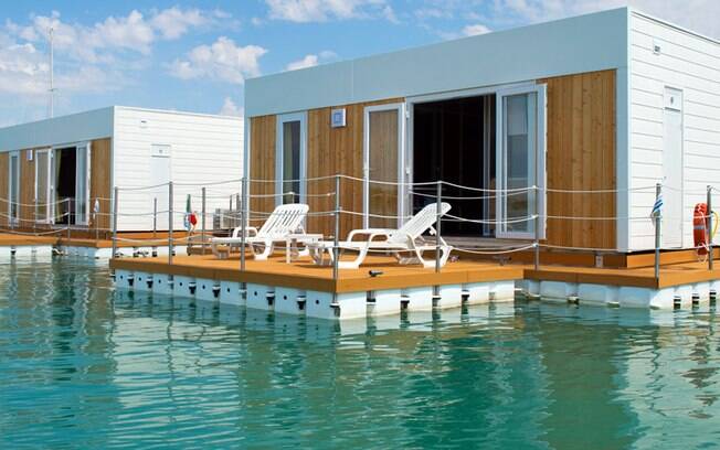 A experiência flutuante também é uma opção na lista de hotéis na Itália para sair do básico, com um resort nas águas