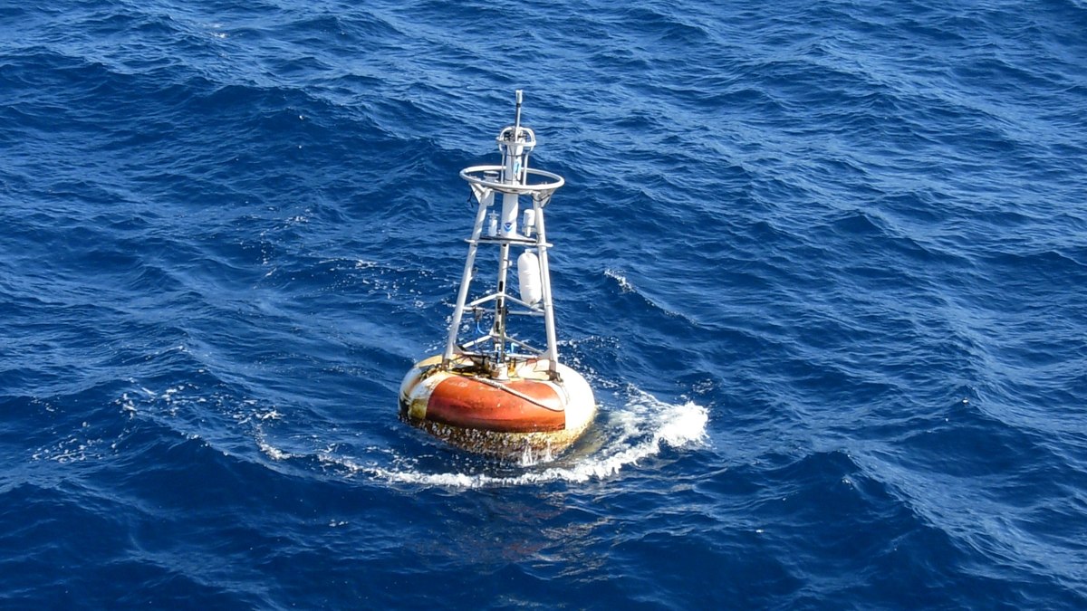 Como boias oceânicas ficam paradas no meio
do oceano?