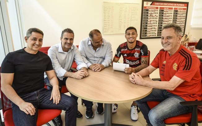 Flamengo anuncia renovação de contrato do volante João Gomes