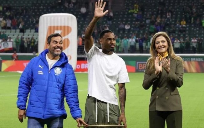 A presidente Leila Pereira (D), o coordenador geral de base João Paulo (E) e o jogador Allan (C) em sua despedida da torcida