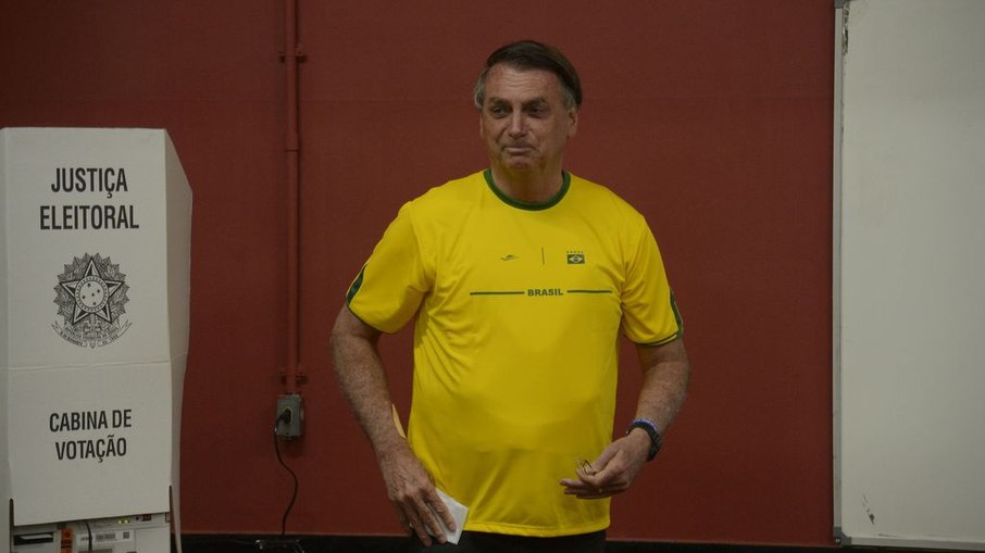 O presidente Jair Bolsonaro vota na Escola Municipal Roda da Fonseca, na Vila Militar, no Rio de Janeiro