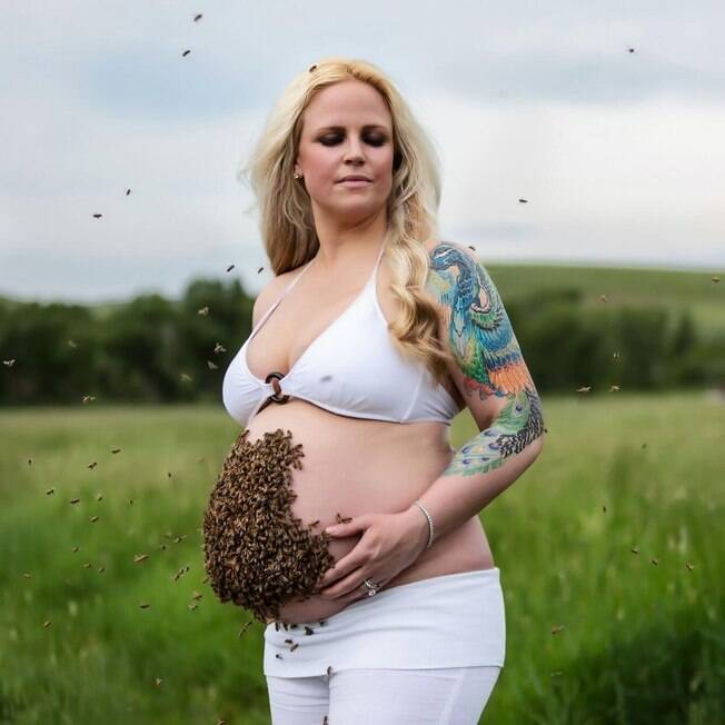 Bethany Karulak-Baker é apicultora e fez uma foto com 10 mil abelhas na barriga